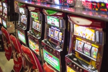 mahong bet Ceme Online dealer shuffling cards live at table